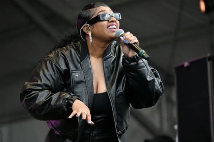 Jazmine Sullivan Shows off Amazing 50lb weight loss in support of Mom