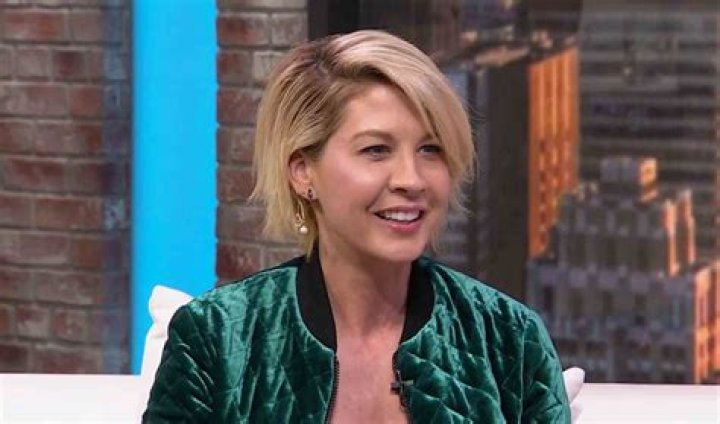 Jenna Elfman Height, Age, Net Worth, Married, Husband, Family