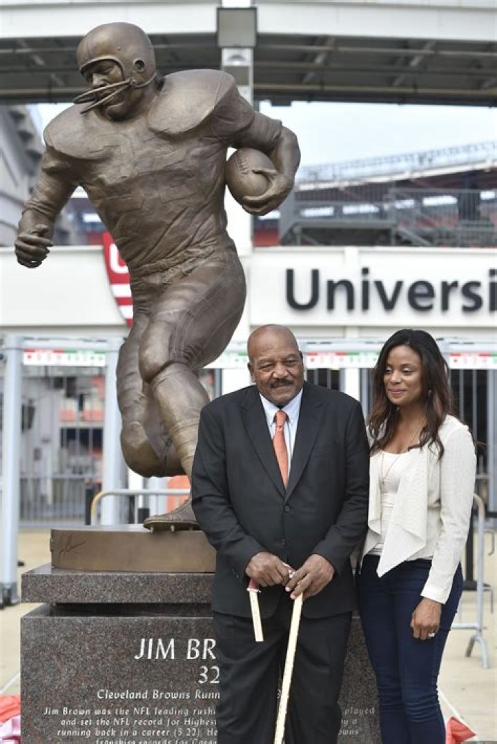 Jim Brown At 80 Still Has A Hot Wife Terez Owens 1 Sports Gossip Blog