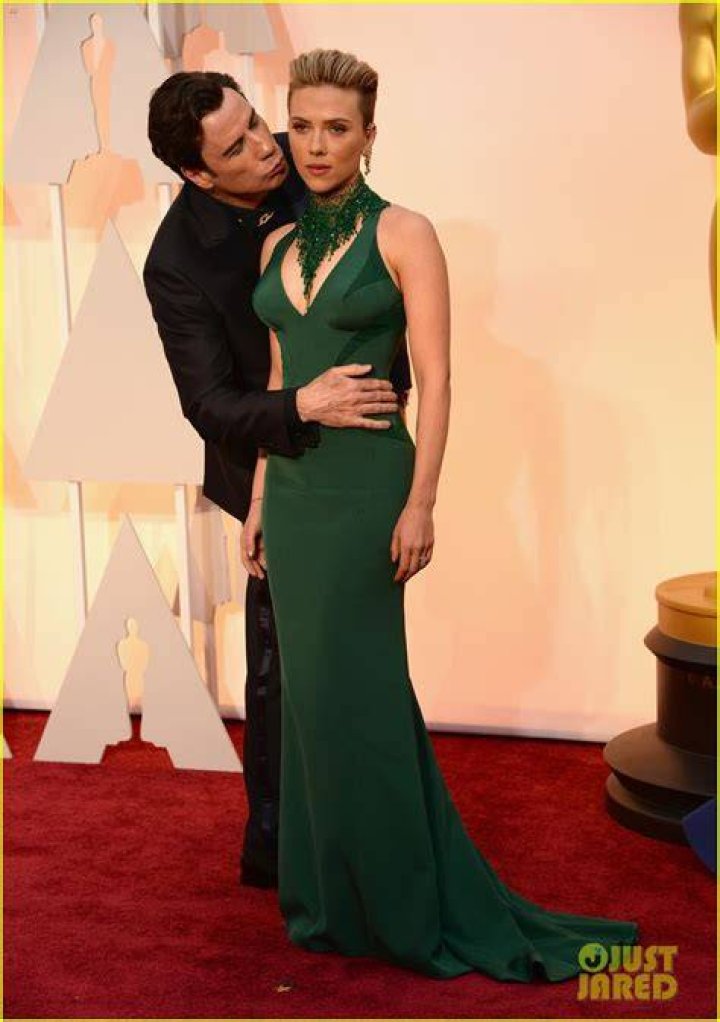 John Travolta Kisses Scarlett Johnasson in Awkward Oscars Moment