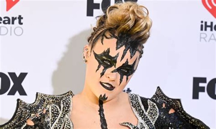 JoJo Siwa's relationship history Who has the YouTube star dated? The