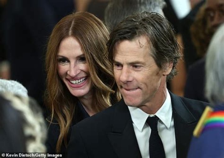 Julia Roberts kisses husband Daniel Moder as they celebrate 18 years of