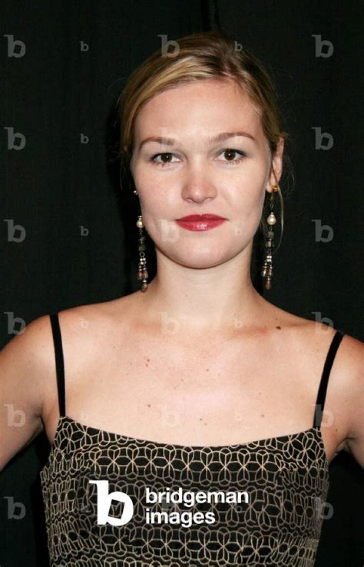 Julia Winter High quality image size 2421x3645 of Julia Winter Photos