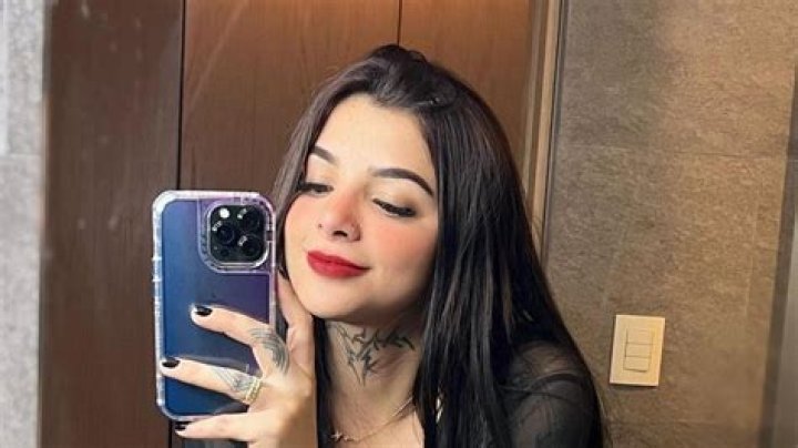 Karely Ruiz incendia las redes con picante video en diminuto ba&ntilde;ador