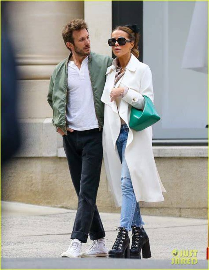 Kate Beckinsale Looks Cozy with Matt Atwater in New Photos, But Source