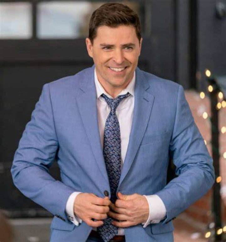 Kavan Smith Biography, Age, Height, Hallmark Movies mrDustBin