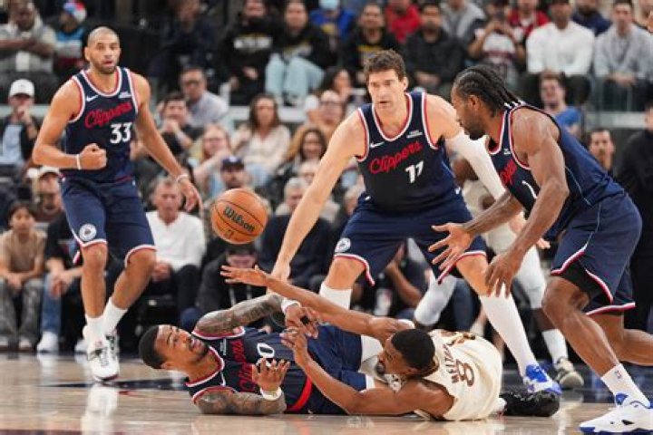 Kawhi Leonard out &lsquo;indefinitely&rsquo; with recurring trouble from right quad