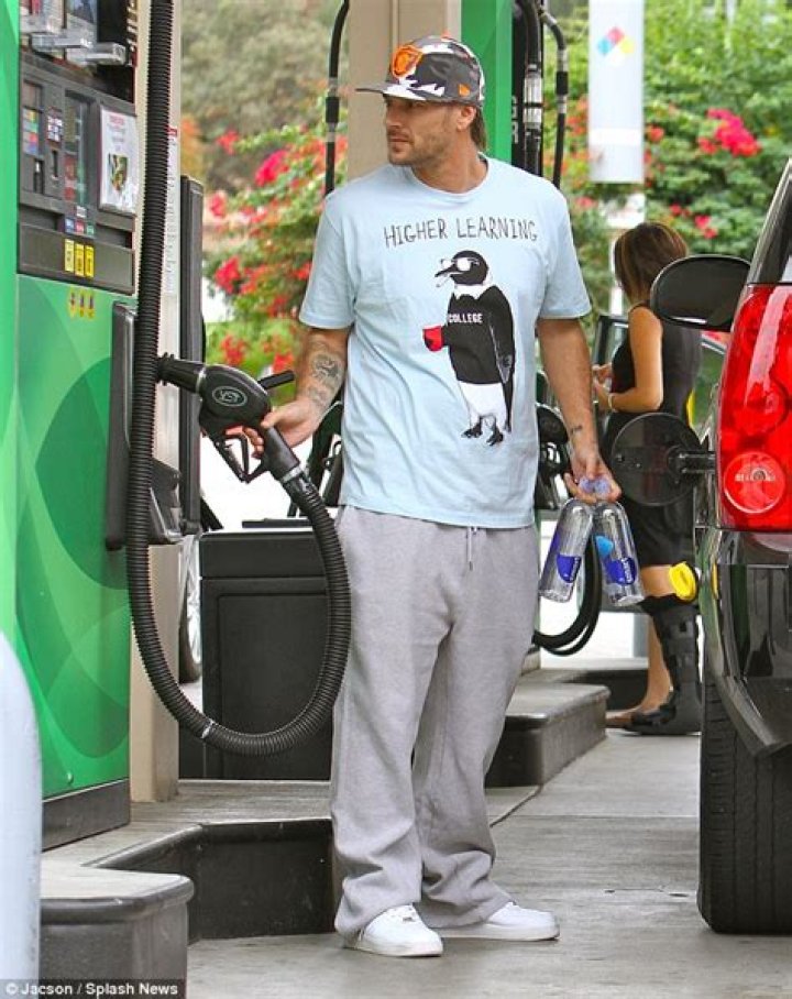 Kevin Federline finally ditches the baggy Tshirts and shows off flat