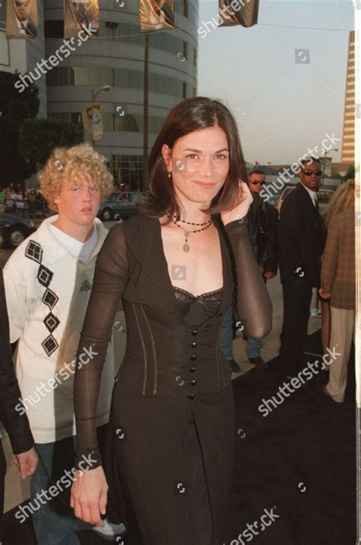 Linda Fiorentino Mib Celebrities That Look Alike Maura Tierney Linda