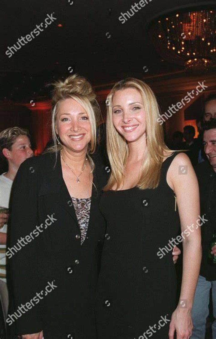 Lisa Kudrow Siblings Meet Her 3 Siblings