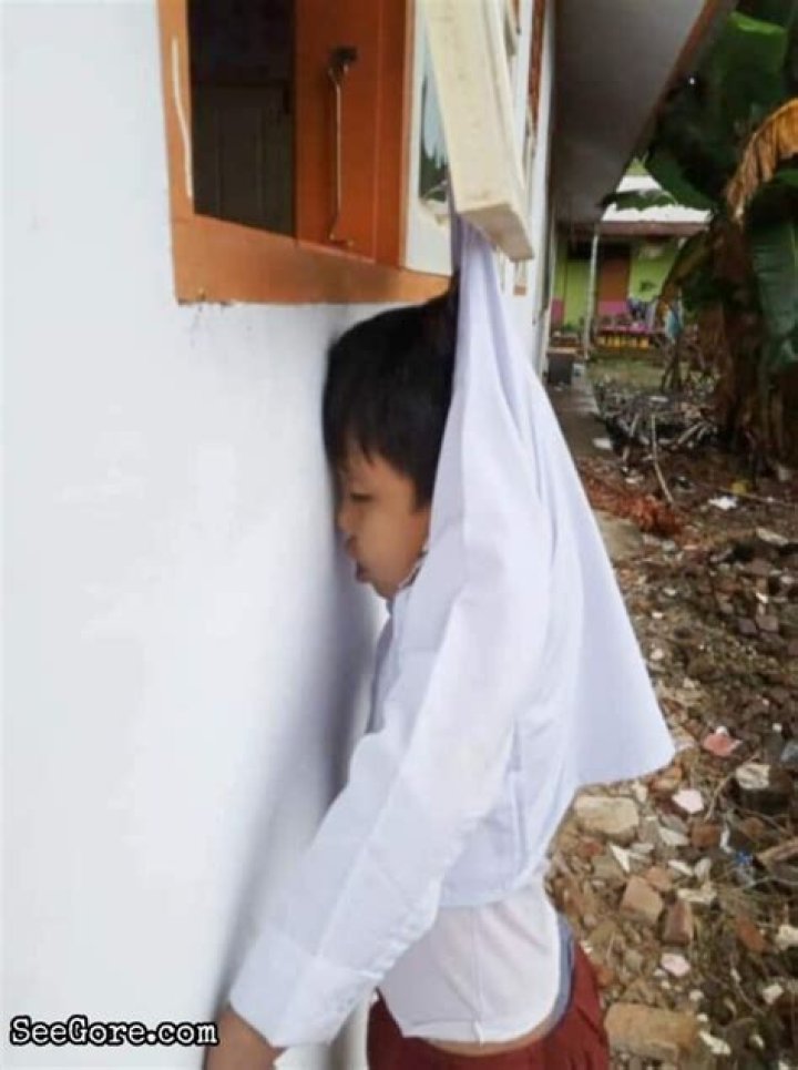Little boy died hanging to a window SeeGore