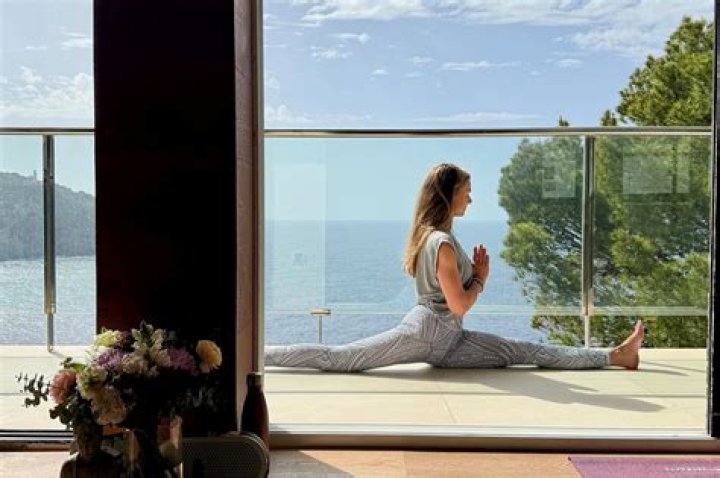 Lola Consuelos&rsquo; Bikini Yoga Photos Goes Viral on Instagram TheRecentTimes