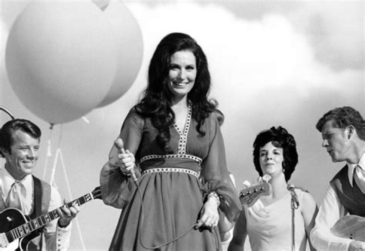 Loretta Lynn's Daughters, The Lynns, Give A Fiery Performance Of Their
