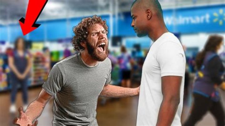 Male Karen tries to fight 16 and 22 year old in Scottsdale Walgreens