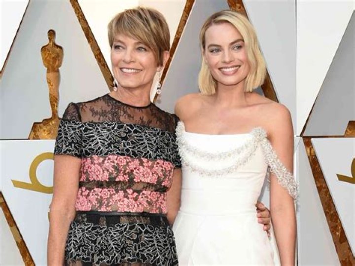 Margot Robbie and Her Mother at the 2018 Oscars POPSUGAR Celebrity UK