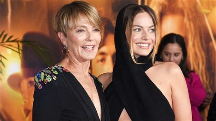Margot Robbie Rocks Cutout Dress At &lsquo;Babylon&rsquo; Premiere Hollywood Life