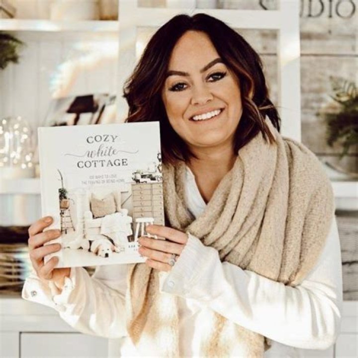 Meet Liz Marie Liz marie blog, Liz, Cozy white cottage