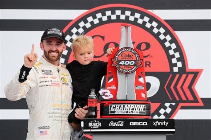 NASCAR Austin Dillon&rsquo;s son adorably lost pacifier in car at Daytona