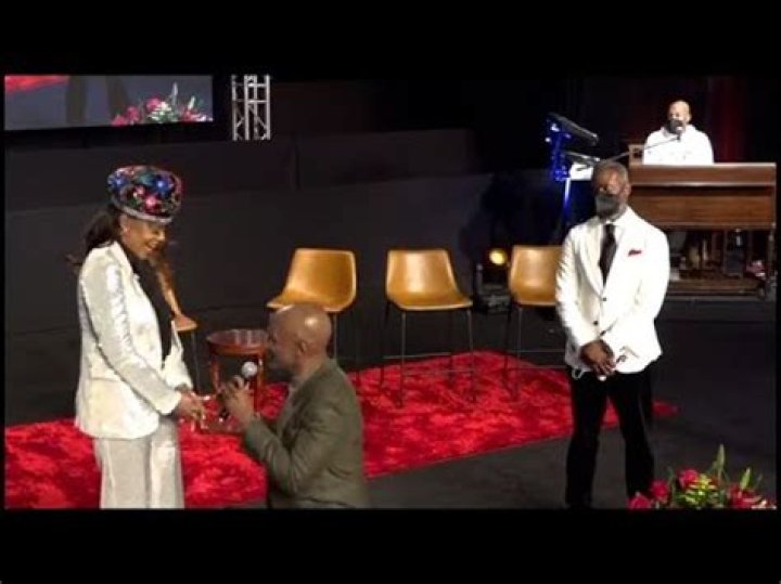 Noel Jones Proposes To Longtime Girlfriend Loretta With Diamond