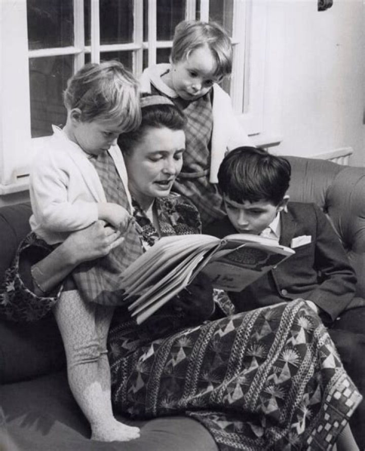 NPG x194147; Lucy Dahl; Ophelia Magdalena Dahl; Patricia Neal; Theo