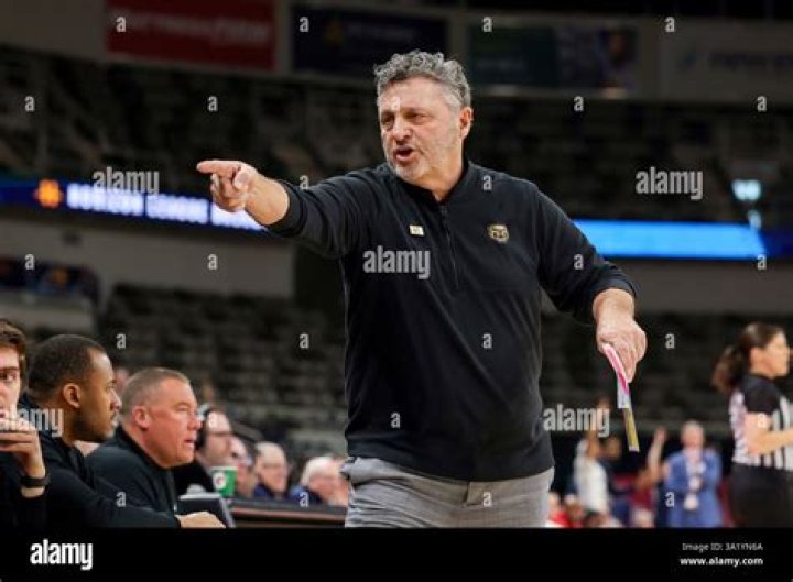 Oakland coach Greg Kampe makes mark in fight against cancer