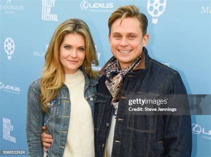 Photo billy magnussen meghann fahy golden globes parties 05 Photo