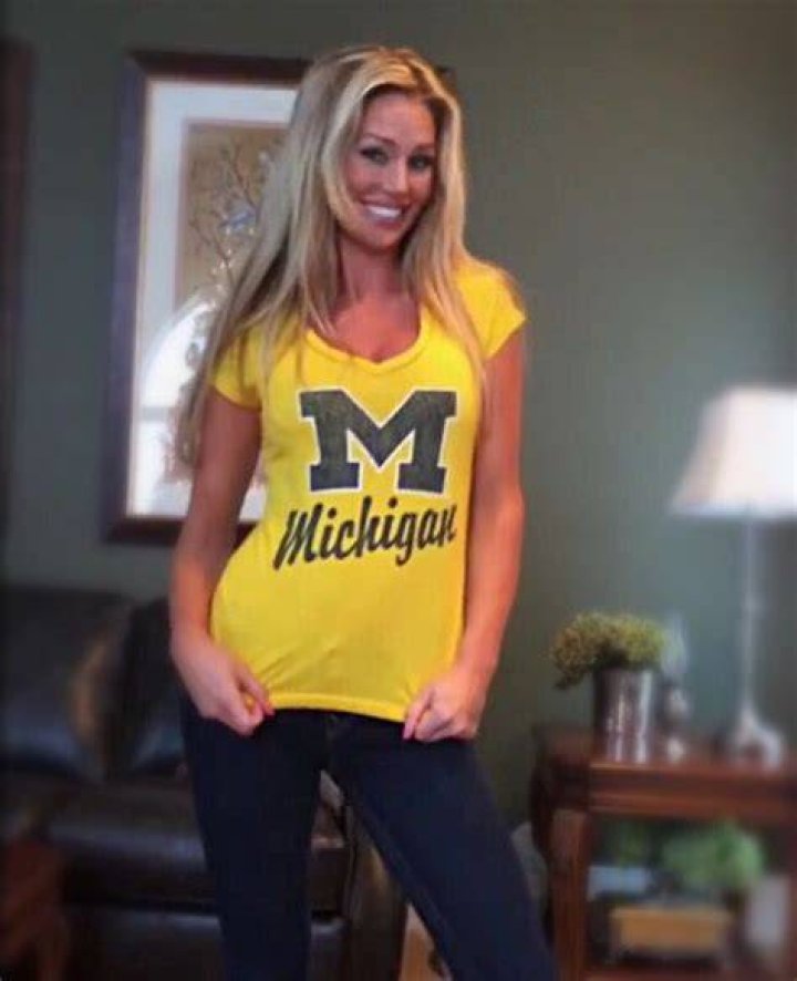 Pin on Elle Johnson Michigan's Own 1 Fan & Heyman Hustle Bikini Model