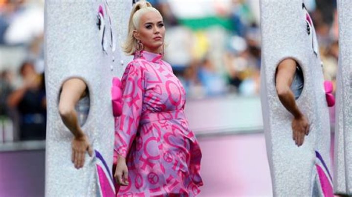 Pregnant Katy Perry Flaunts Baby Bump During 'Daisies' Performance