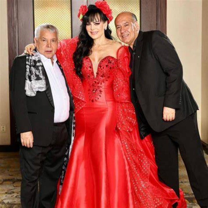 Presume Maribel Guardia figura y su perro roba la atenci&oacute;n