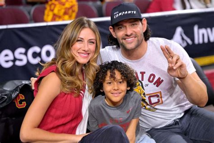 Quick Celeb Facts Perry Mattfeld Married, Husband, Boyfriend, Height