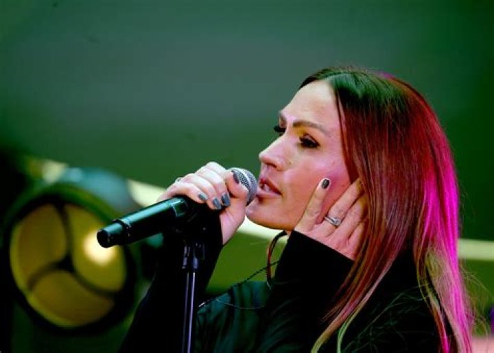 RH&Ocirc;NE. La chanteuse lyonnaise Vitaa aux NRJ music awards