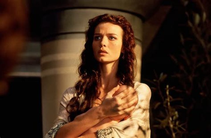Saffron Burrows fotka