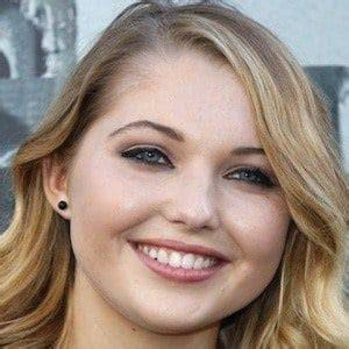 Sammi Hanratty Bio, Wiki, Age, Height, Figure, Net Worth