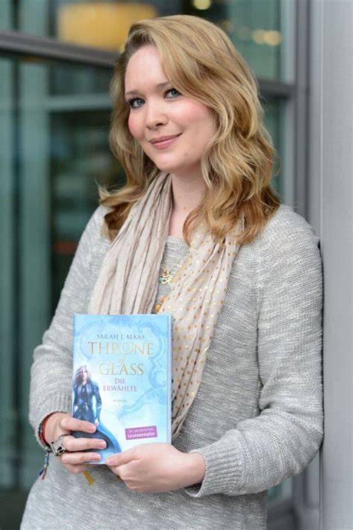 Sarah J. Maas Net Worth Husband Famous People Today