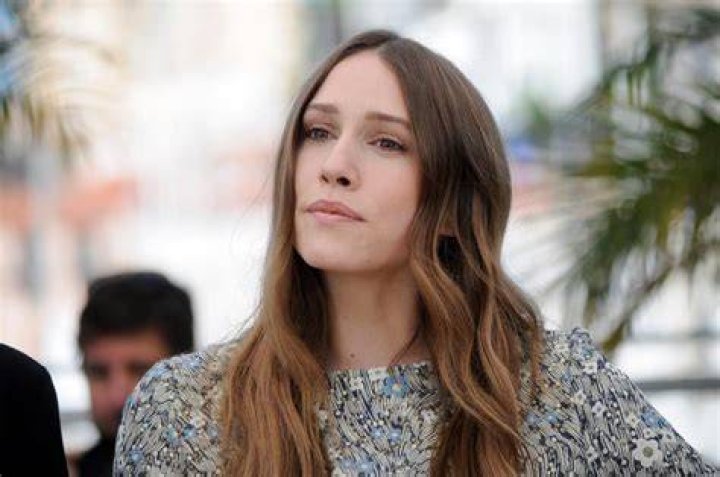 Sarah Sutherland Net Worth, Age, Height, Husband, Profile, Movies