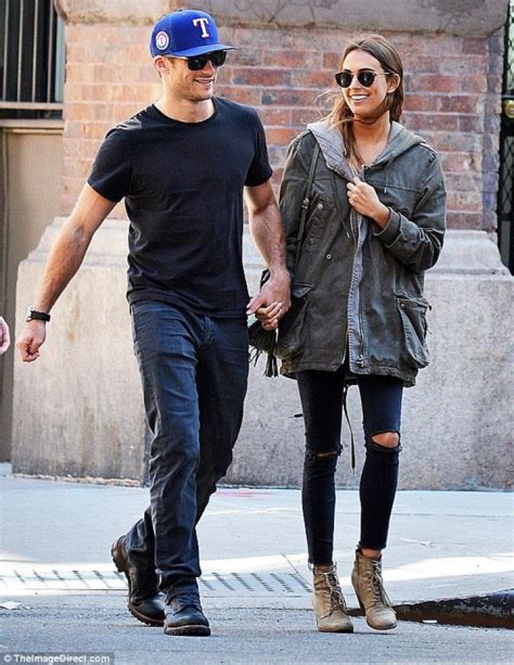Scott Eastwood Single, patrimonio, origini, fumare, tatuaggi & altezza