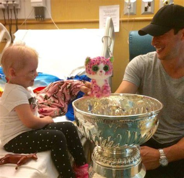 Sidney Crosby surprises Nova Scotia superfan's family with a visit