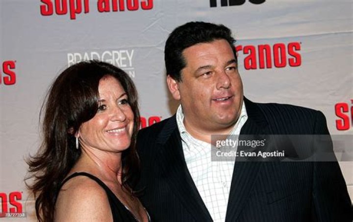 Steve Schirripa Wife Laura Schirripa and Daughters