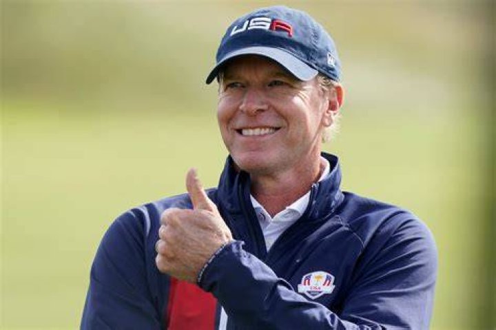 Steve Stricker's daughter Izzi caddying at Senior PGA PGA TOUR