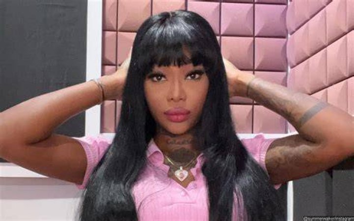 Summer Walker Shows Off Her Guns In New Photos