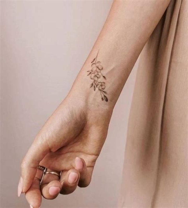 Tattoo Femme Simple Id&eacute;e tatouage original pour femme en quelques