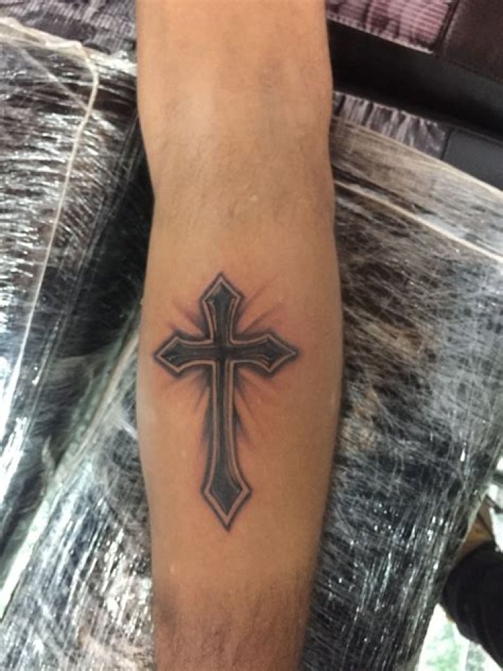 Tatuaje Cruz detr&aacute;s de la oreja Tatuajes para Mujeres