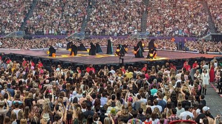 Taylor Swift's Message During Game Sparks Debate