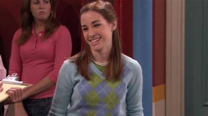 The blue sweater jacquard Mindy Crenshaw (Allison Scagliotti) in Drake