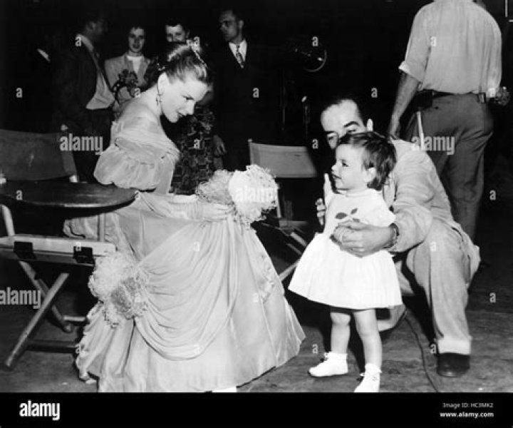 THE PIRATE, Judy Garland on set with Walter Slezak and his daughter