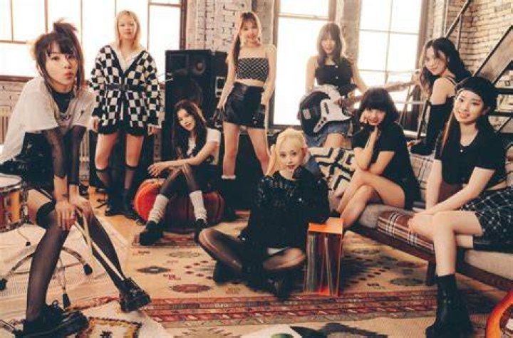 Twice 2023 Season's Greetings 'Secret Life House' Message Card Set