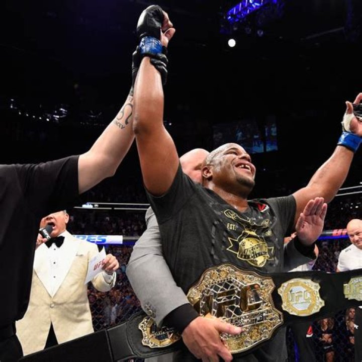UFC lightheavyweight champion Daniel Cormier drops weight at the last