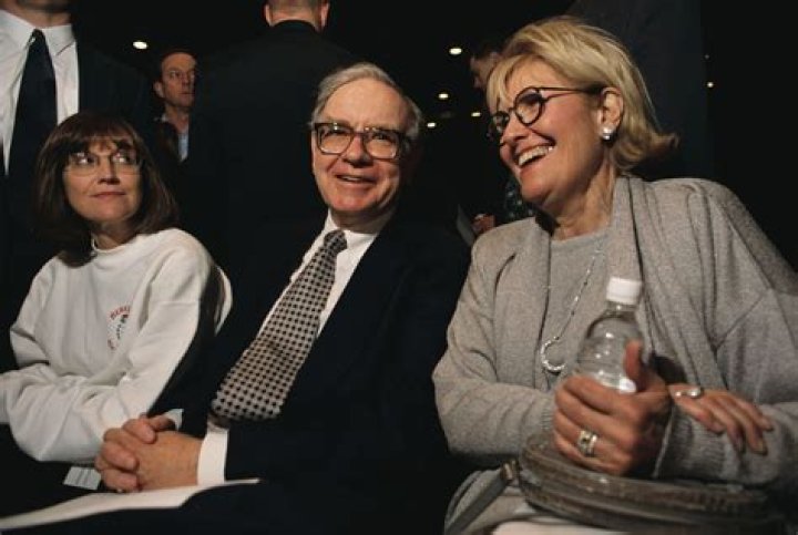 Warren Buffett Adds Daughter Susan to Board in Berkshire Hathaway
