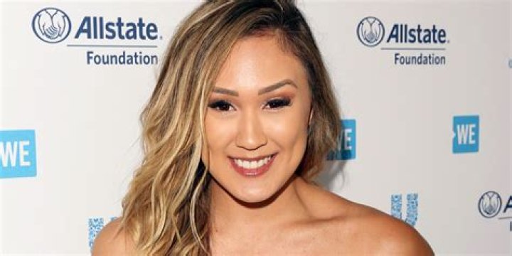 Watch LaurDIY React To Her Old Instagrams LaurDIY, Newsies Just