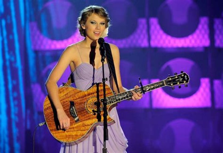 Why Did Taylor Swift & Taylor Lautner Break Up? How It Inspired &lsquo;Back